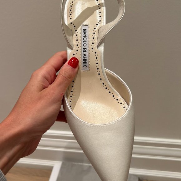 Manolo Blahnik - CAROLYNE BRIDE white satin pumps - Picture 8 of 11
